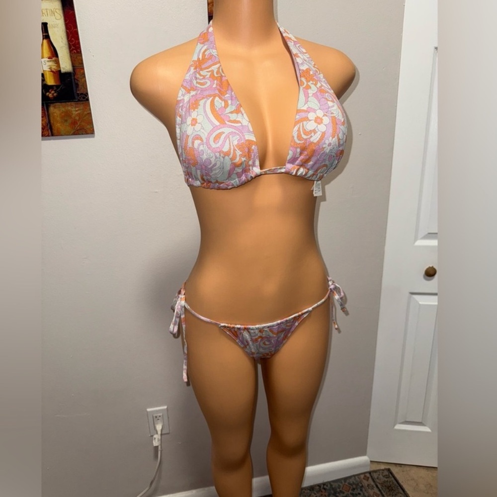 SOLD-Hollister bikini 2 piece size top XL, bottom M in excellent condition - Picture 2 of 9